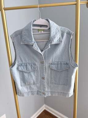 Mandinga Light Wash Sleeveless Denim Button-Down Vest